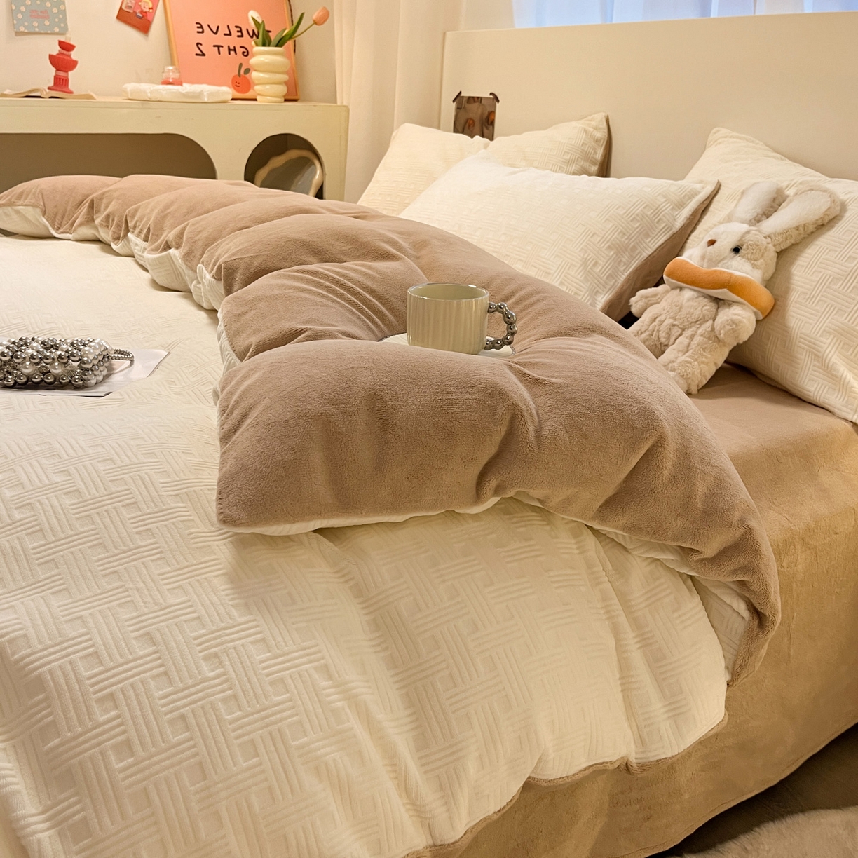 91家纺网 家纺一手货源 找家纺 如一 2025新款3D雕花牛奶绒单被套被套单件单品被套 编织纹-白咖