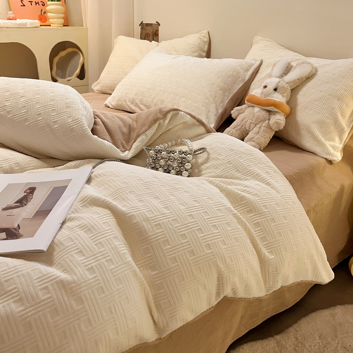 91家纺网 家纺一手货源 找家纺 如一 2025新款3D雕花牛奶绒单被套被套单件单品被套 编织纹-白咖