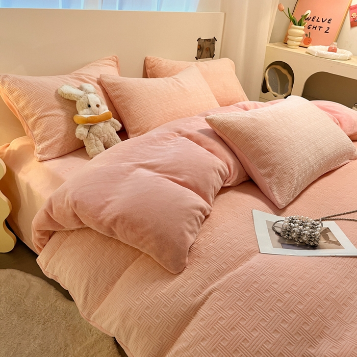 91家纺网 家纺一手货源 找家纺 如一 2025新款3D雕花牛奶绒单被套被套单件单品被套 编织纹-粉