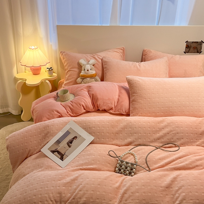 91家纺网 家纺一手货源 找家纺 如一 2025新款3D雕花牛奶绒单被套被套单件单品被套 编织纹-粉