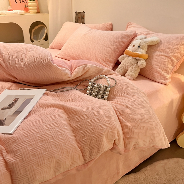 91家纺网 家纺一手货源 找家纺 如一 2025新款3D雕花牛奶绒单被套被套单件单品被套 编织纹-粉