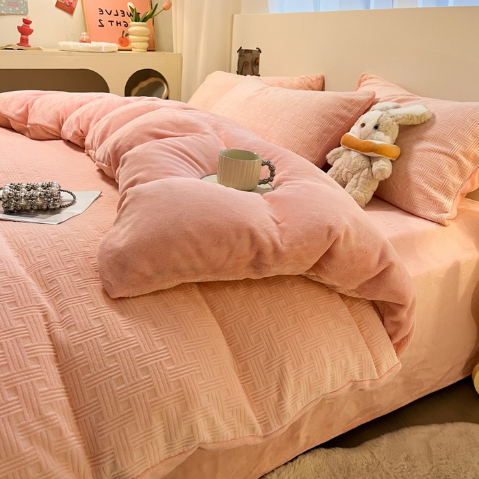 91家纺网 家纺一手货源 找家纺 如一 2025新款3D雕花牛奶绒单被套被套单件单品被套 编织纹-粉