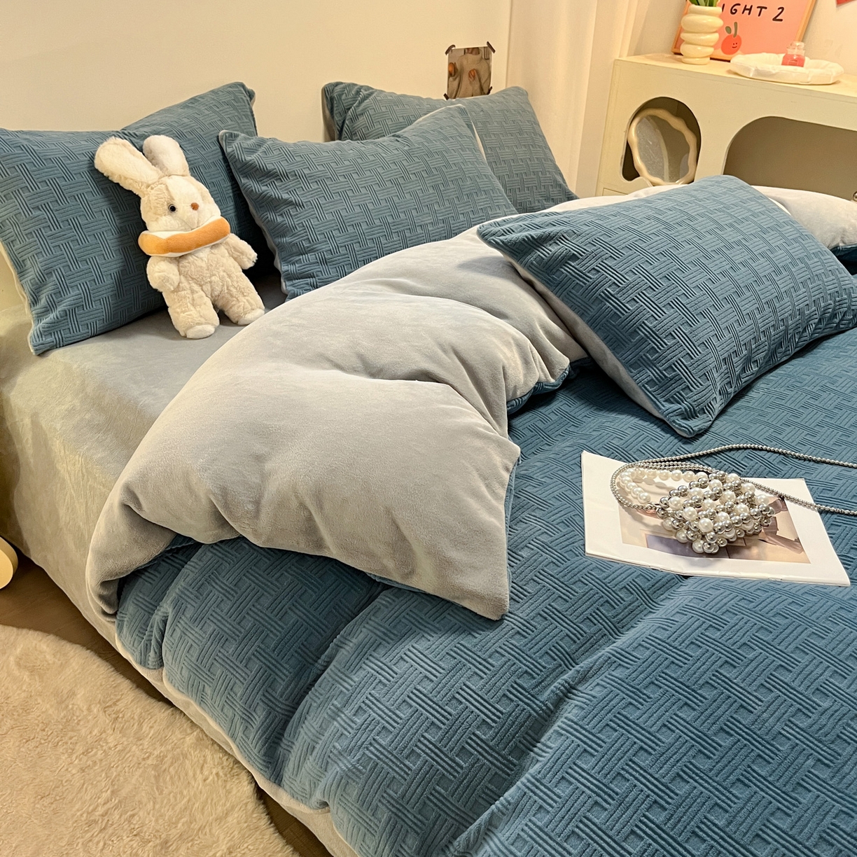 91家纺网 家纺一手货源 找家纺 如一 2025新款3D雕花牛奶绒单被套被套单件单品被套 编织纹蓝灰