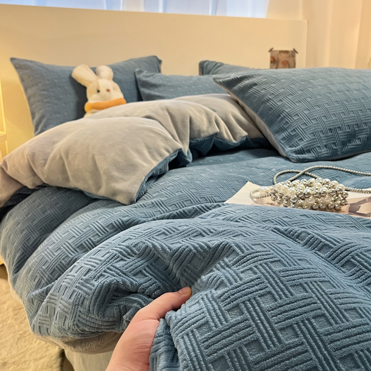 91家纺网 家纺一手货源 找家纺 如一 2025新款3D雕花牛奶绒单被套被套单件单品被套 编织纹蓝灰