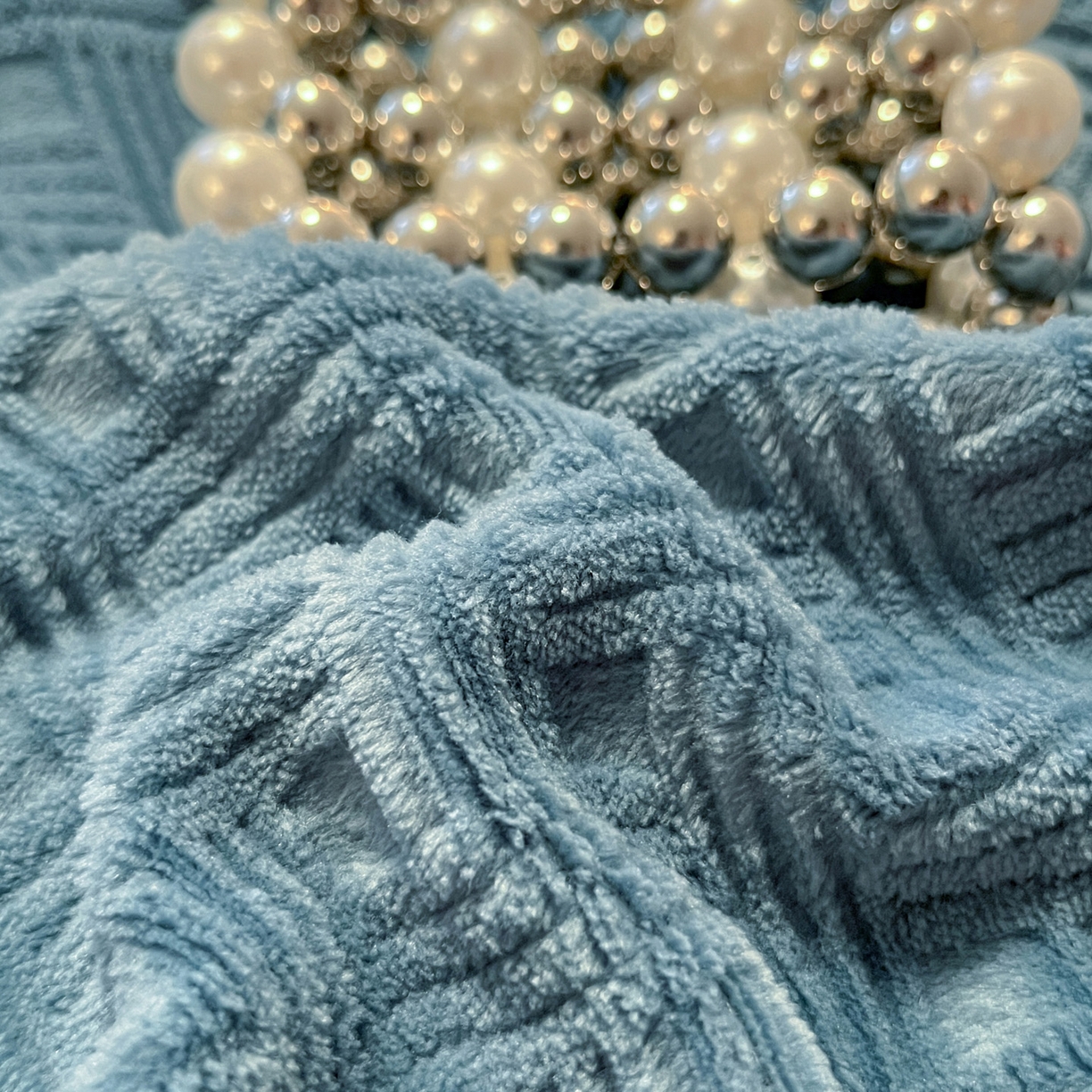 91家纺网 家纺一手货源 找家纺 如一 2025新款3D雕花牛奶绒单被套被套单件单品被套 编织纹蓝灰