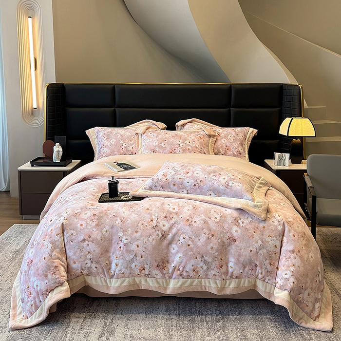 91家纺网 家纺一手货源 找家纺 （总）罗艺轩 2025新款高克重牛奶绒数码印花双拼角四件套