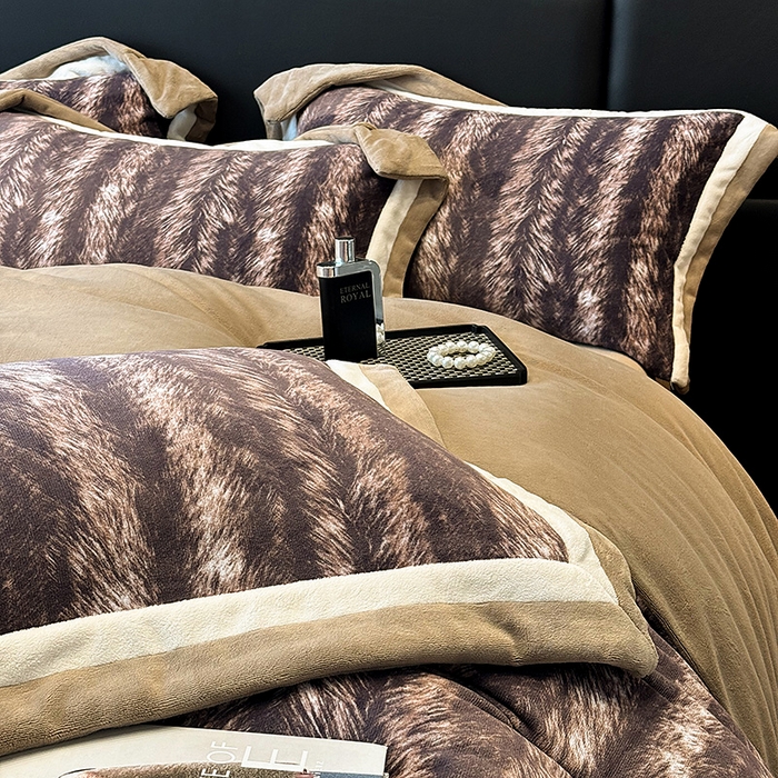 91家纺网 家纺一手货源 找家纺 罗艺轩 2025新款高克重牛奶绒数码印花双拼角四件套 艾瑞尔