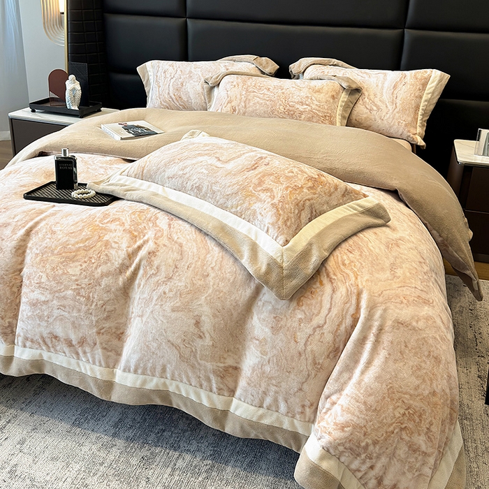 91家纺网 家纺一手货源 找家纺 罗艺轩 2025新款高克重牛奶绒数码印花双拼角四件套 奥罗拉