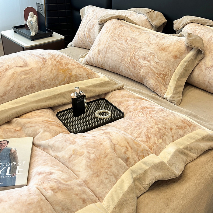 91家纺网 家纺一手货源 找家纺 罗艺轩 2025新款高克重牛奶绒数码印花双拼角四件套 奥罗拉