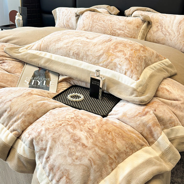 91家纺网 家纺一手货源 找家纺 罗艺轩 2025新款高克重牛奶绒数码印花双拼角四件套 奥罗拉