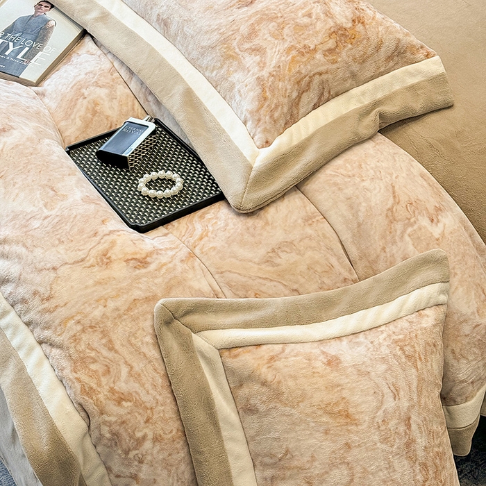 91家纺网 家纺一手货源 找家纺 罗艺轩 2025新款高克重牛奶绒数码印花双拼角四件套 奥罗拉