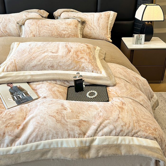 91家纺网 家纺一手货源 找家纺 罗艺轩 2025新款高克重牛奶绒数码印花双拼角四件套 奥罗拉