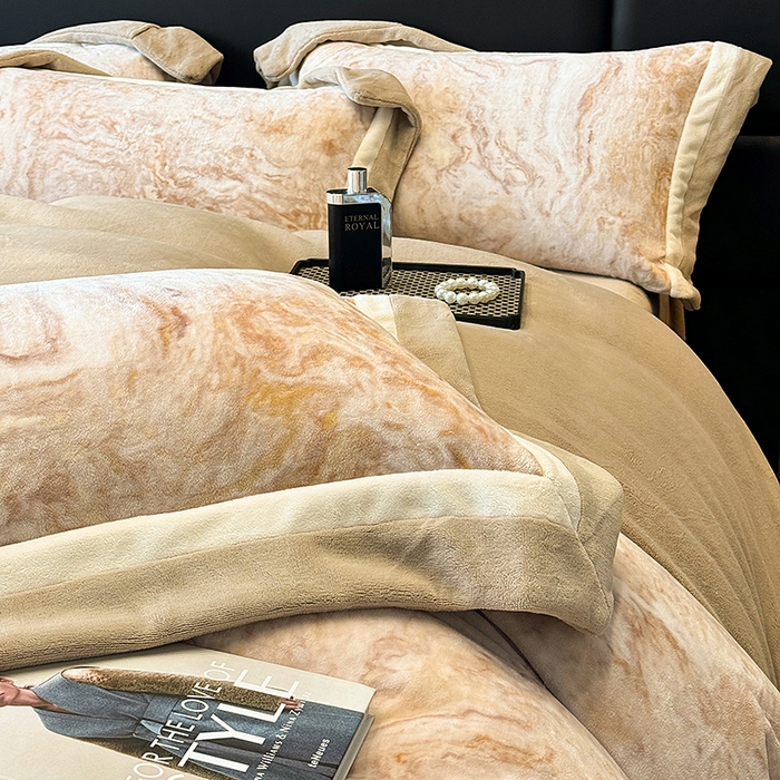 91家纺网 家纺一手货源 找家纺 罗艺轩 2025新款高克重牛奶绒数码印花双拼角四件套 奥罗拉