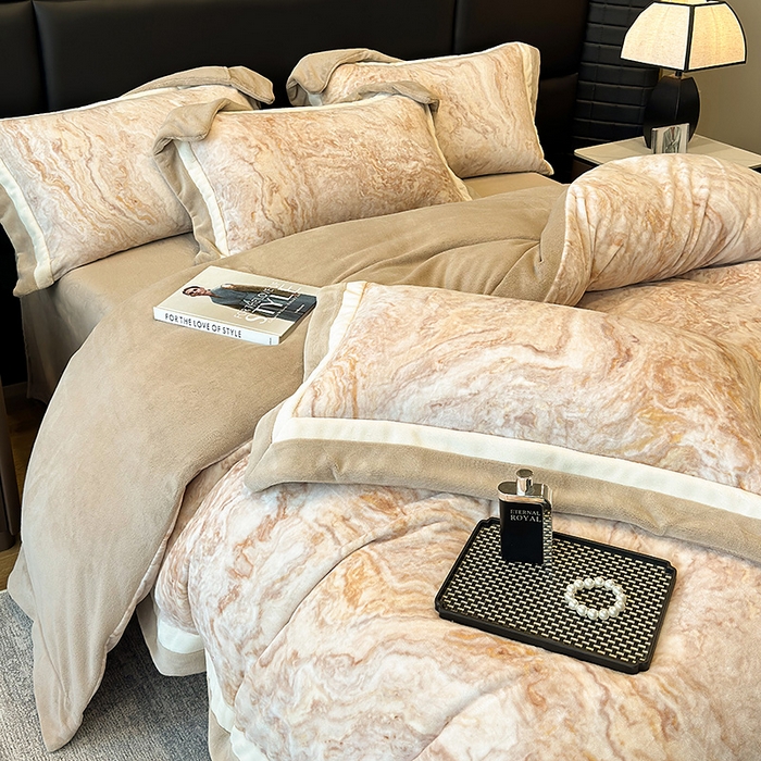 91家纺网 家纺一手货源 找家纺 罗艺轩 2025新款高克重牛奶绒数码印花双拼角四件套 奥罗拉