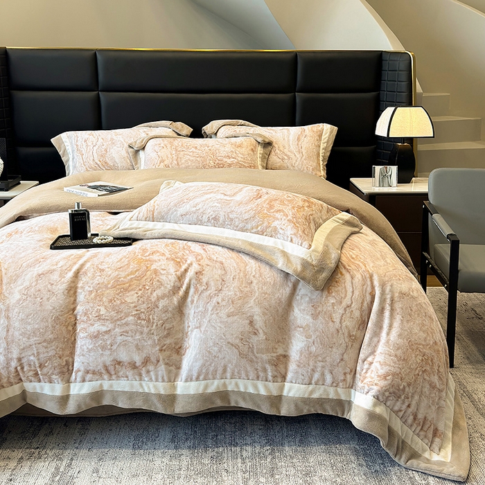 91家纺网 家纺一手货源 找家纺 罗艺轩 2025新款高克重牛奶绒数码印花双拼角四件套 奥罗拉