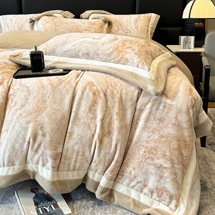 91家纺网 家纺一手货源 找家纺 罗艺轩 2025新款高克重牛奶绒数码印花双拼角四件套 奥罗拉