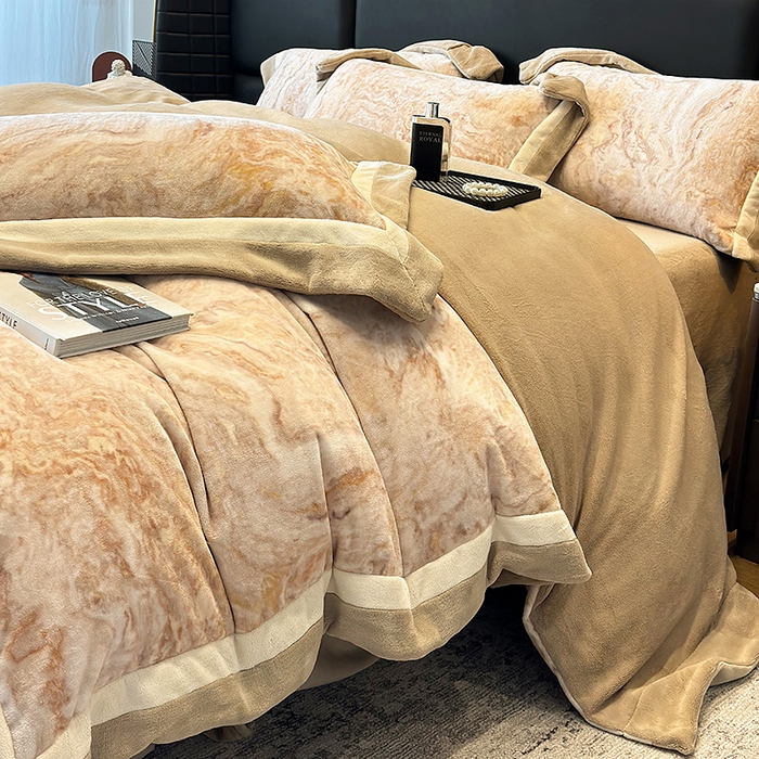 91家纺网 家纺一手货源 找家纺 罗艺轩 2025新款高克重牛奶绒数码印花双拼角四件套 奥罗拉