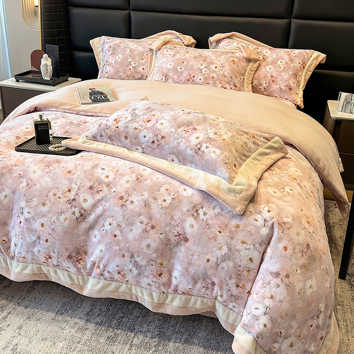 91家纺网 家纺一手货源 找家纺 罗艺轩 2025新款高克重牛奶绒数码印花双拼角四件套 罗莉纱