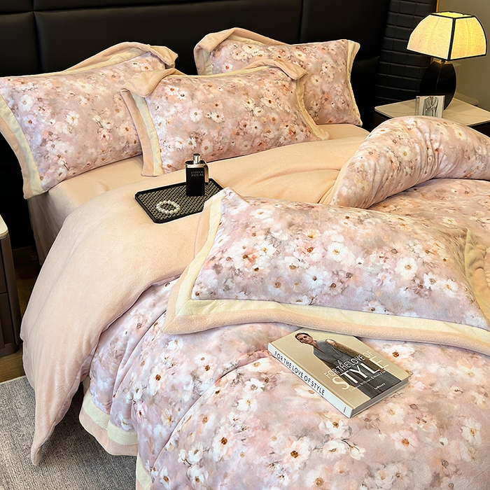 91家纺网 家纺一手货源 找家纺 罗艺轩 2025新款高克重牛奶绒数码印花双拼角四件套 罗莉纱