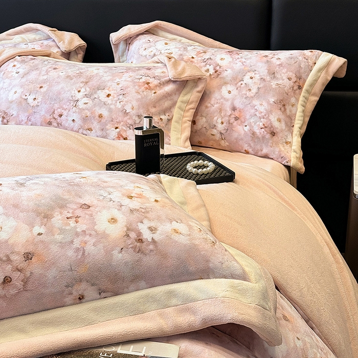 91家纺网 家纺一手货源 找家纺 罗艺轩 2025新款高克重牛奶绒数码印花双拼角四件套 罗莉纱