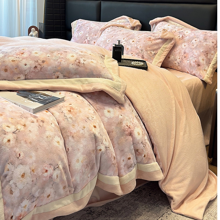 91家纺网 家纺一手货源 找家纺 罗艺轩 2025新款高克重牛奶绒数码印花双拼角四件套 罗莉纱