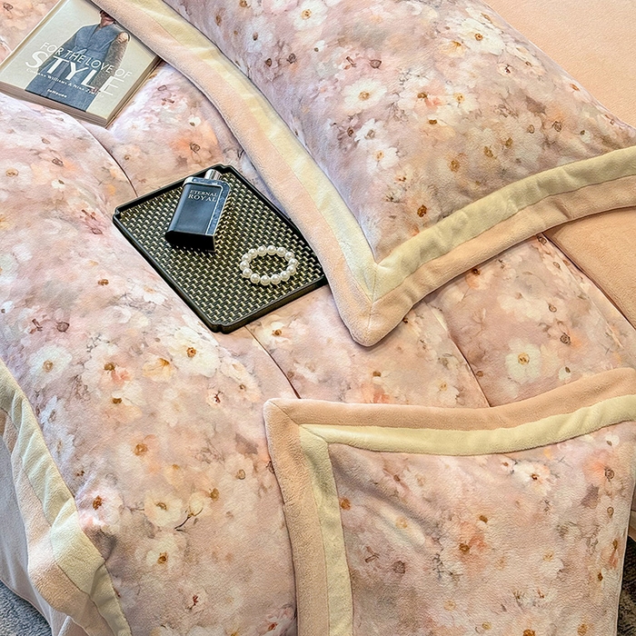 91家纺网 家纺一手货源 找家纺 罗艺轩 2025新款高克重牛奶绒数码印花双拼角四件套 罗莉纱