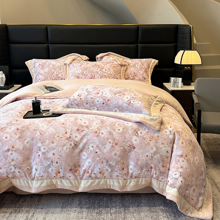 91家纺网 家纺一手货源 找家纺 罗艺轩 2025新款高克重牛奶绒数码印花双拼角四件套 罗莉纱