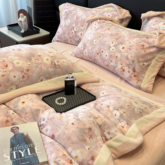 91家纺网 家纺一手货源 找家纺 罗艺轩 2025新款高克重牛奶绒数码印花双拼角四件套 罗莉纱