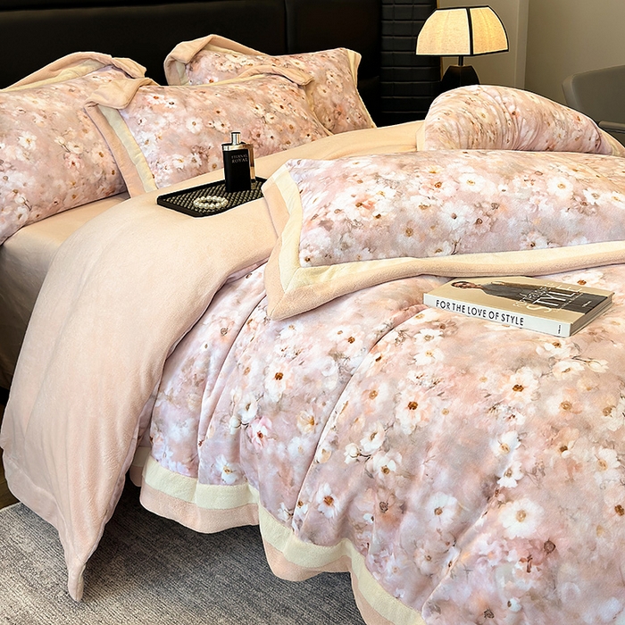 91家纺网 家纺一手货源 找家纺 罗艺轩 2025新款高克重牛奶绒数码印花双拼角四件套 罗莉纱