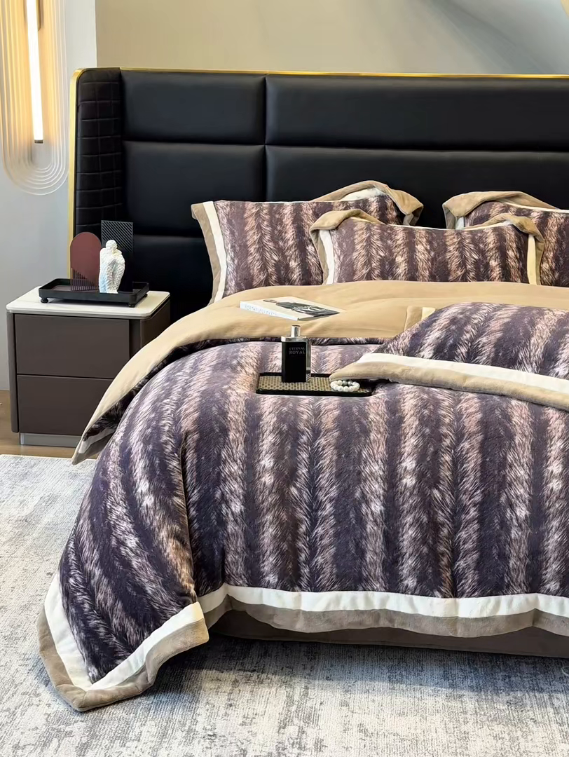 91家纺网 家纺一手货源 找家纺 罗艺轩 2025新款高克重牛奶绒数码印花双拼角四件套 艾瑞尔