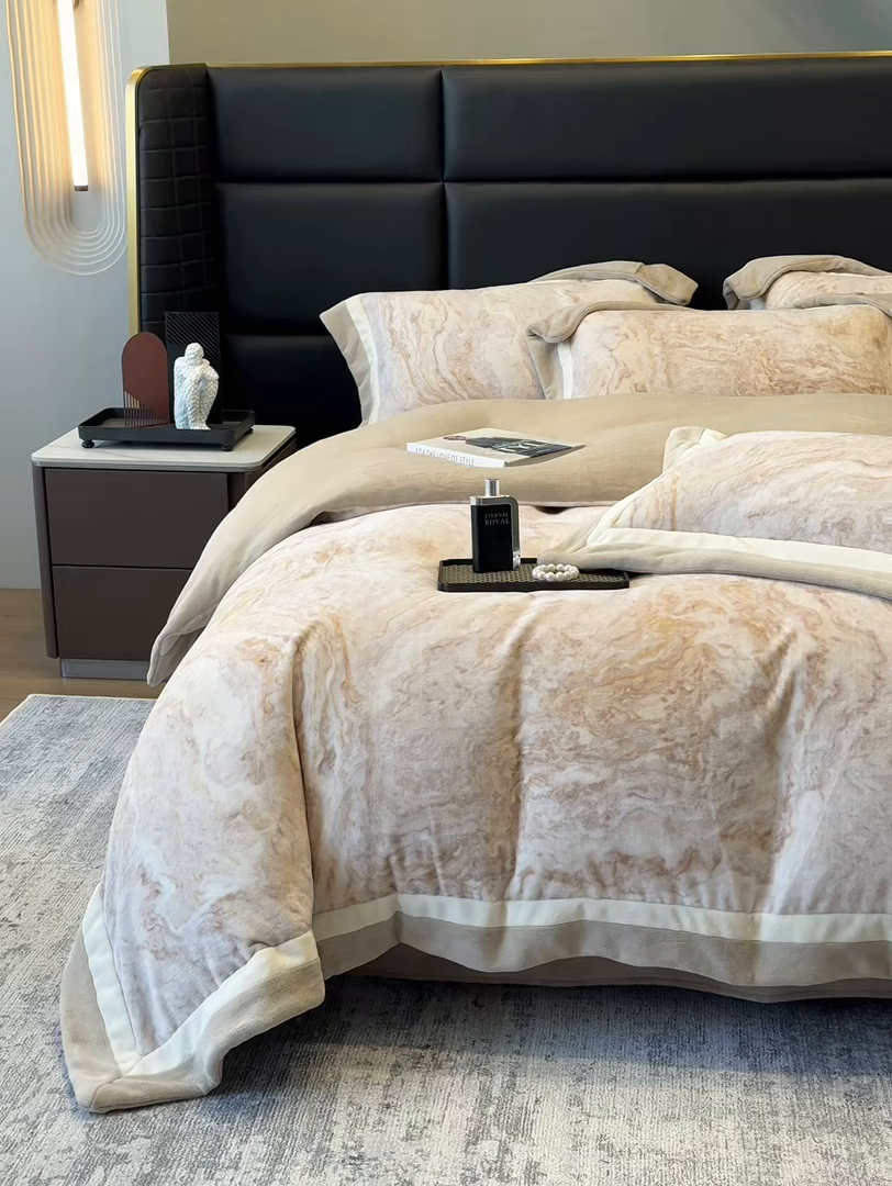 91家纺网 家纺一手货源 找家纺 罗艺轩 2025新款高克重牛奶绒数码印花双拼角四件套 奥罗拉