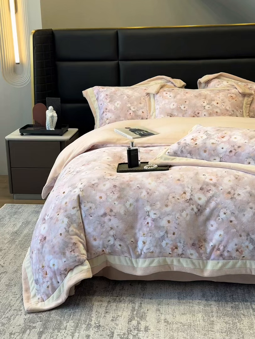 91家纺网 家纺一手货源 找家纺 罗艺轩 2025新款高克重牛奶绒数码印花双拼角四件套 罗莉纱