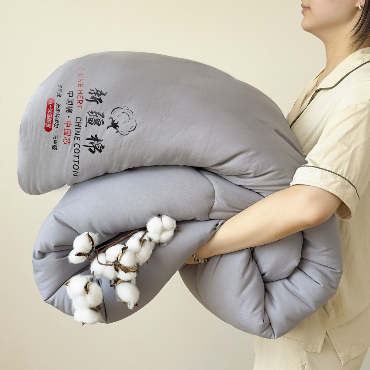 91家纺网 家纺一手货源 找家纺 尊妙被业 2025新款新疆棉花被被子被芯冬被春秋被垫被二合一字母被 巴黎灰