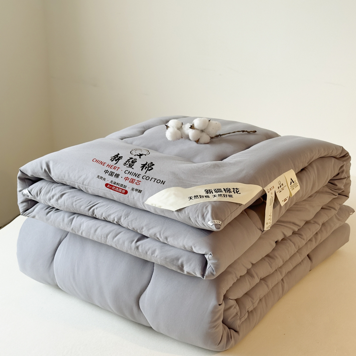 91家纺网 家纺一手货源 找家纺 尊妙被业 2025新款新疆棉花被被子被芯冬被春秋被垫被二合一字母被 巴黎灰