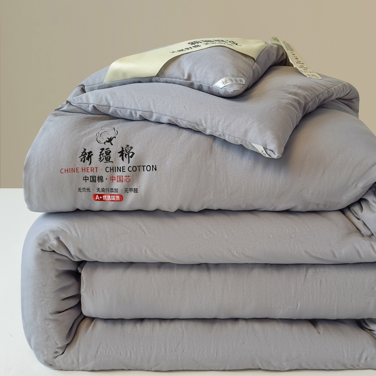 91家纺网 家纺一手货源 找家纺 尊妙被业 2025新款新疆棉花被被子被芯冬被春秋被垫被二合一字母被 巴黎灰