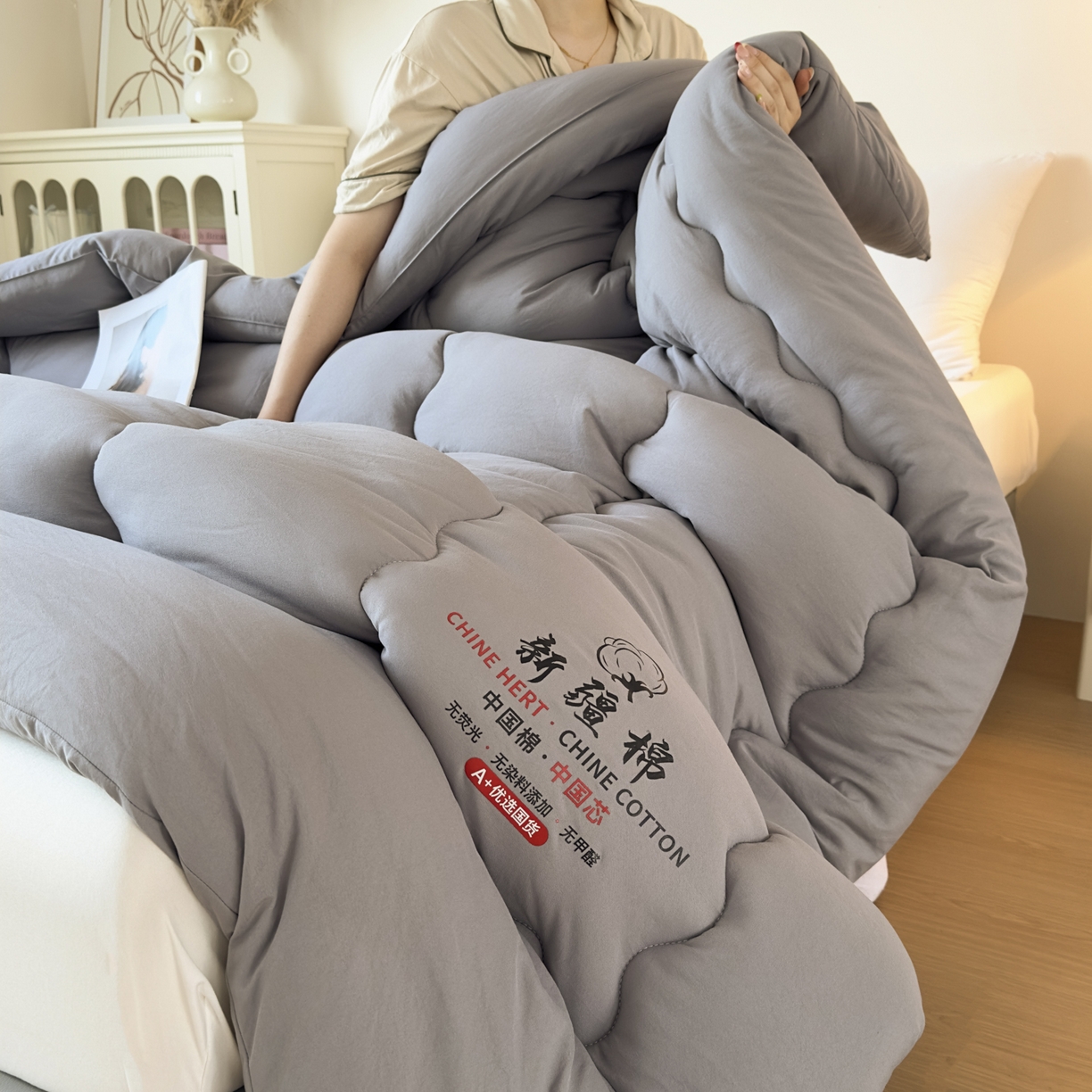 91家纺网 家纺一手货源 找家纺 尊妙被业 2025新款新疆棉花被被子被芯冬被春秋被垫被二合一字母被 巴黎灰