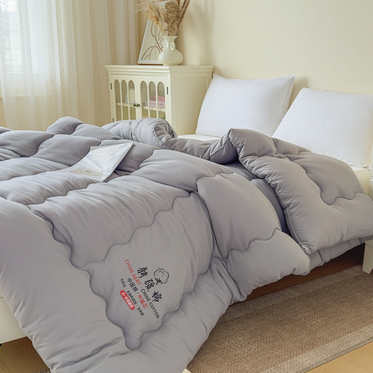 91家纺网 家纺一手货源 找家纺 尊妙被业 2025新款新疆棉花被被子被芯冬被春秋被垫被二合一字母被 巴黎灰