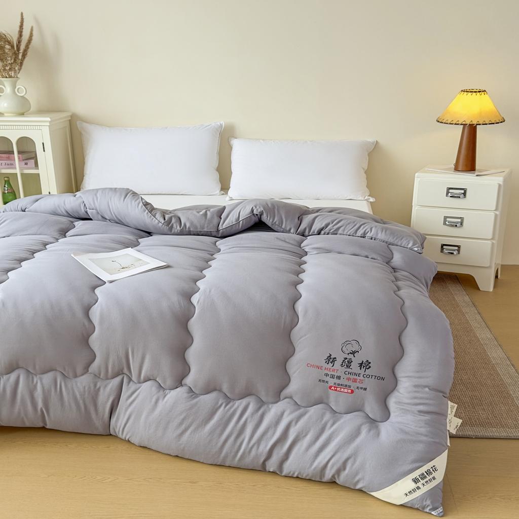 91家纺网 家纺一手货源 找家纺 尊妙被业 2025新款新疆棉花被被子被芯冬被春秋被垫被二合一字母被 巴黎灰