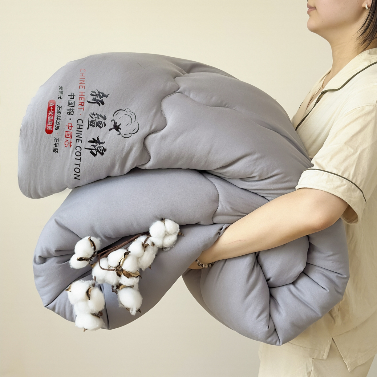 91家纺网 家纺一手货源 找家纺 尊妙被业 2025新款新疆棉花被被子被芯冬被春秋被垫被二合一字母被 巴黎灰