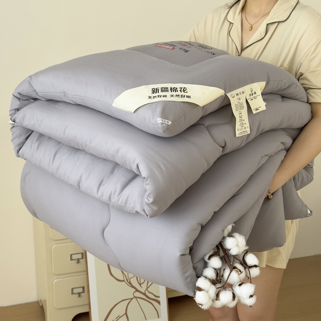 91家纺网 家纺一手货源 找家纺 尊妙被业 2025新款新疆棉花被被子被芯冬被春秋被垫被二合一字母被 巴黎灰