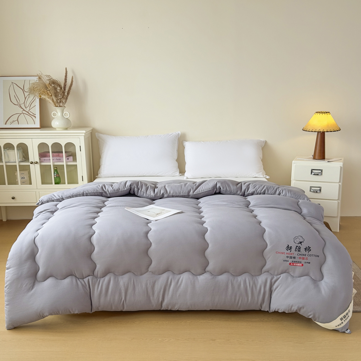 91家纺网 家纺一手货源 找家纺 尊妙被业 2025新款新疆棉花被被子被芯冬被春秋被垫被二合一字母被 巴黎灰