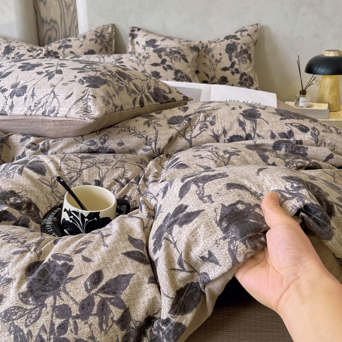 91家纺网 家纺一手货源 找家纺 宝士康家纺 2025秋冬新品高克重A类原麻暗合四件套复古加厚双层纱仿亚麻套件 墨影