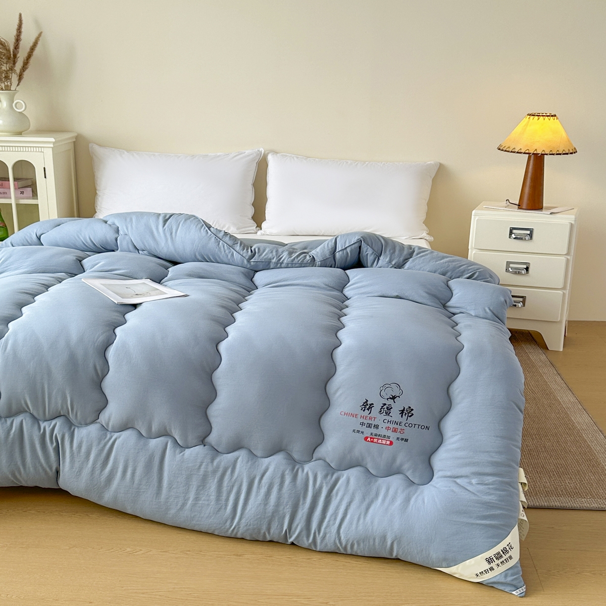 91家纺网 家纺一手货源 找家纺 尊妙被业 2025新款新疆棉花被被子被芯冬被春秋被垫被二合一字母被 复古蓝