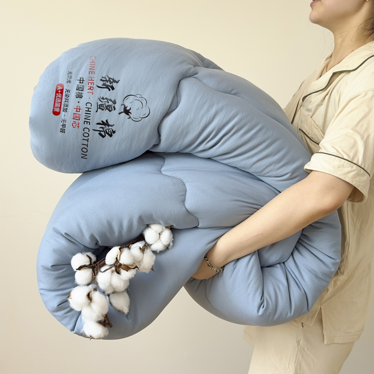 91家纺网 家纺一手货源 找家纺 尊妙被业 2025新款新疆棉花被被子被芯冬被春秋被垫被二合一字母被 复古蓝