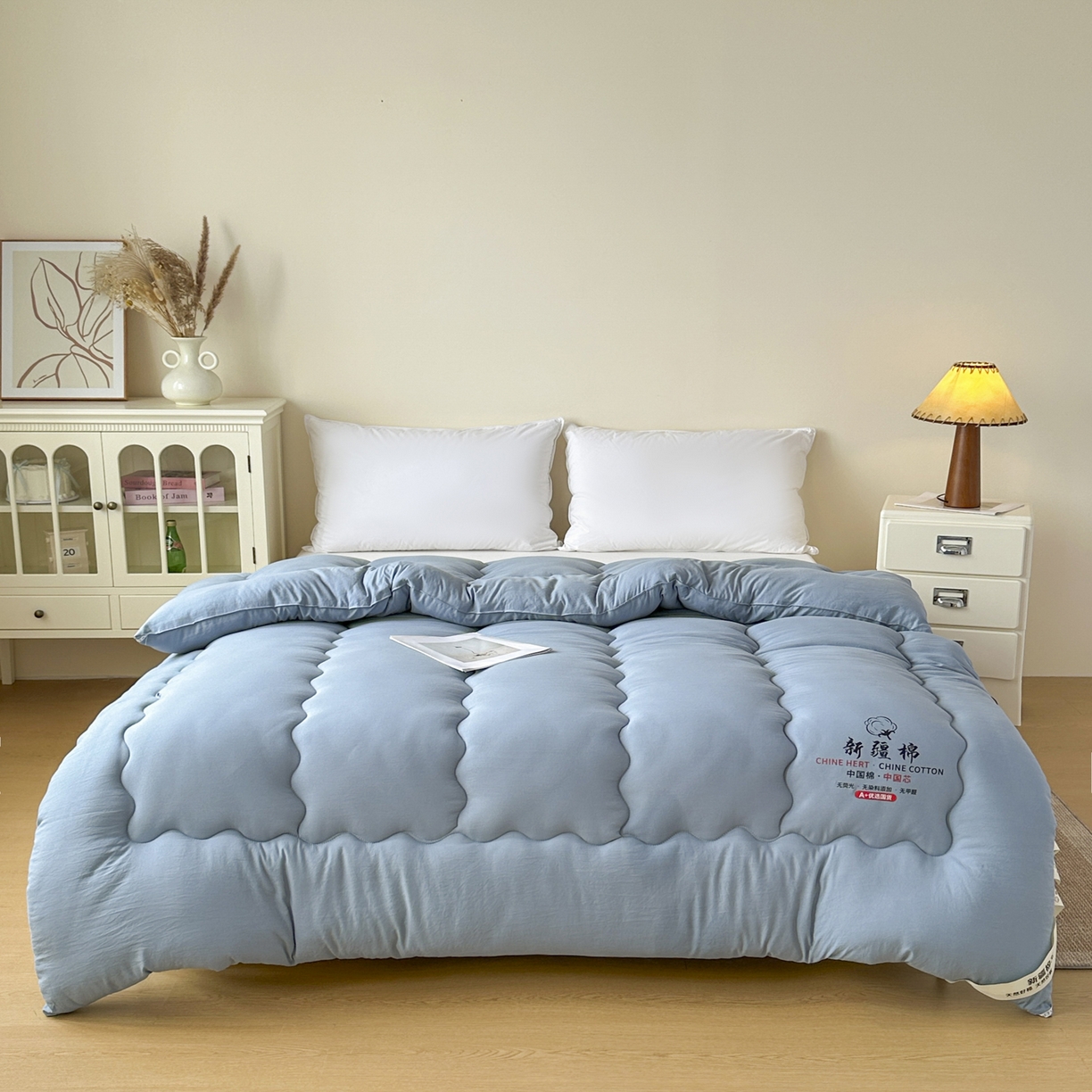 91家纺网 家纺一手货源 找家纺 尊妙被业 2025新款新疆棉花被被子被芯冬被春秋被垫被二合一字母被 复古蓝