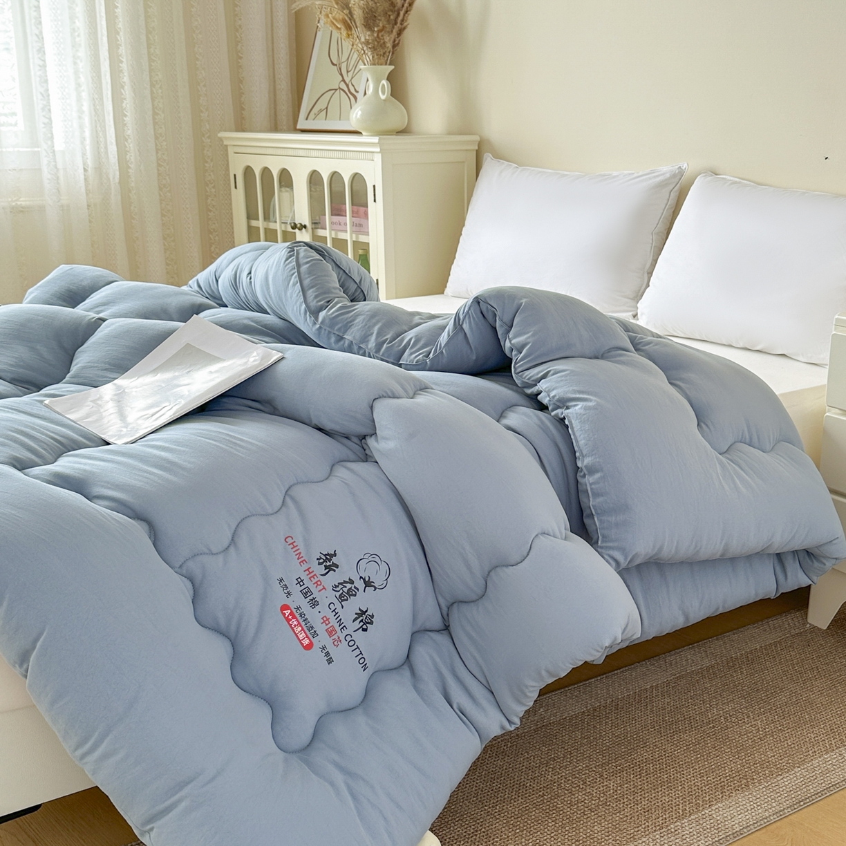 91家纺网 家纺一手货源 找家纺 尊妙被业 2025新款新疆棉花被被子被芯冬被春秋被垫被二合一字母被 复古蓝