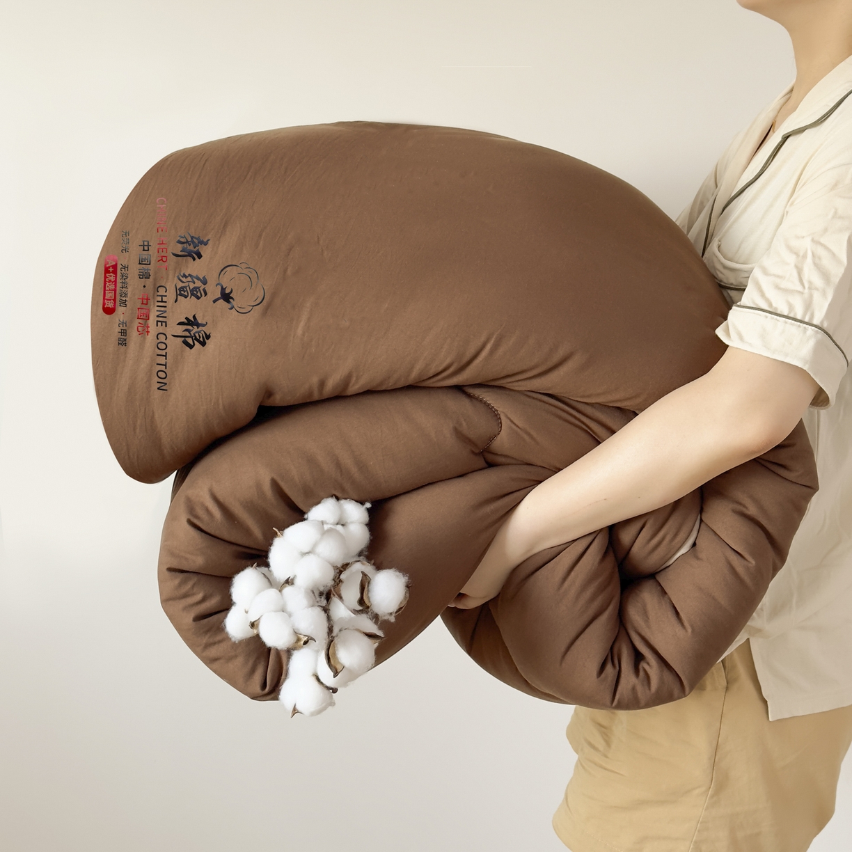 91家纺网 家纺一手货源 找家纺 尊妙被业 2025新款新疆棉花被被子被芯冬被春秋被垫被二合一字母被 焦糖+可可棕