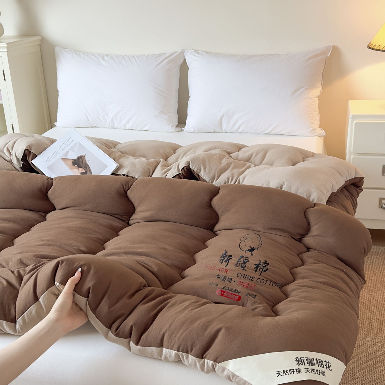 91家纺网 家纺一手货源 找家纺 尊妙被业 2025新款新疆棉花被被子被芯冬被春秋被垫被二合一字母被 焦糖+可可棕