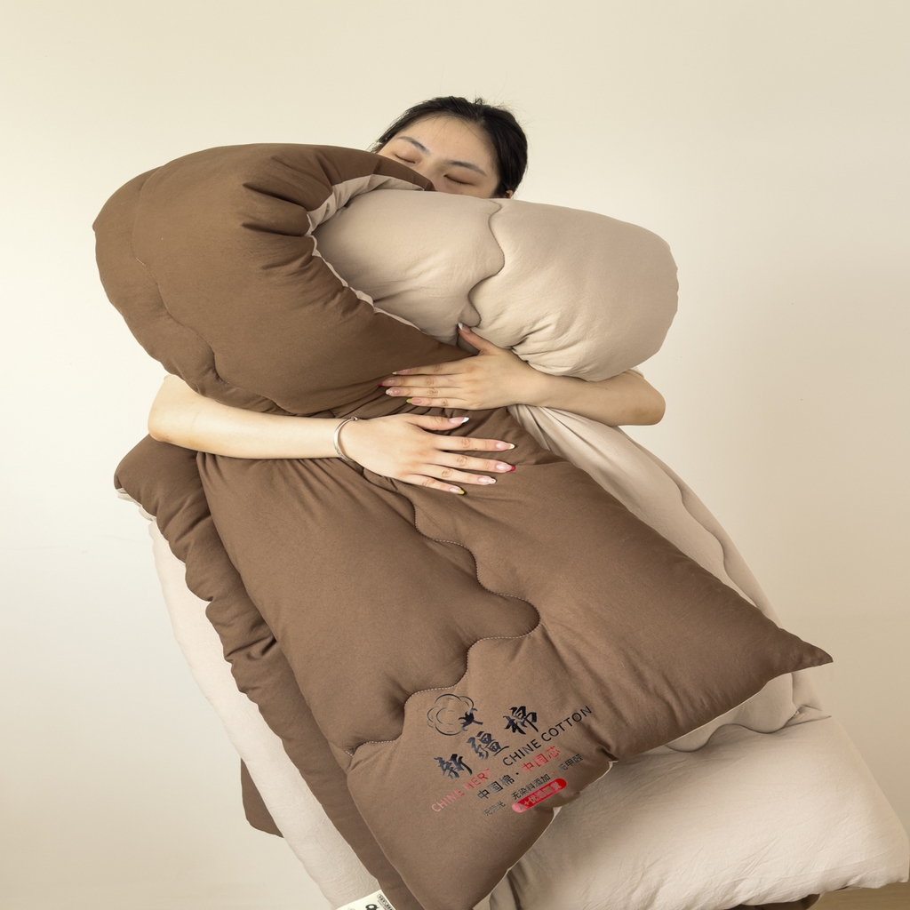 91家纺网 家纺一手货源 找家纺 尊妙被业 2025新款新疆棉花被被子被芯冬被春秋被垫被二合一字母被 焦糖+可可棕