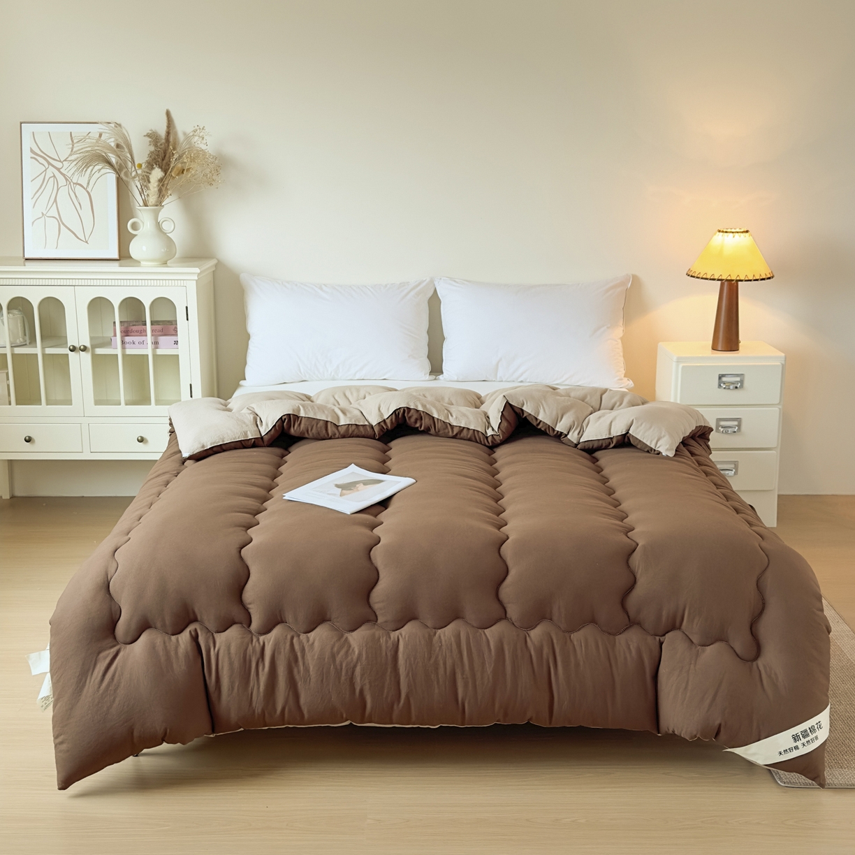 91家纺网 家纺一手货源 找家纺 尊妙被业 2025新款新疆棉花被被子被芯冬被春秋被垫被二合一字母被 焦糖+可可棕